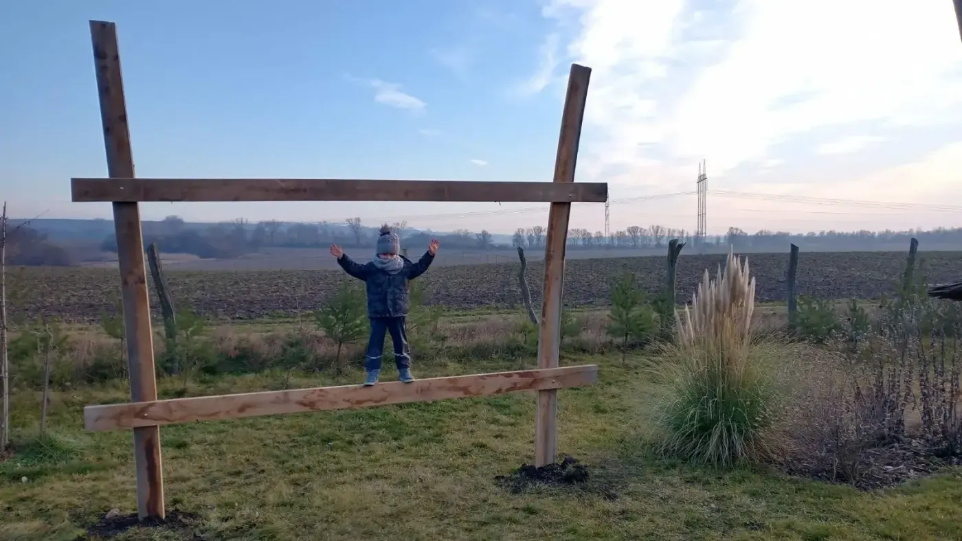 Hojdačka pri západe slnka